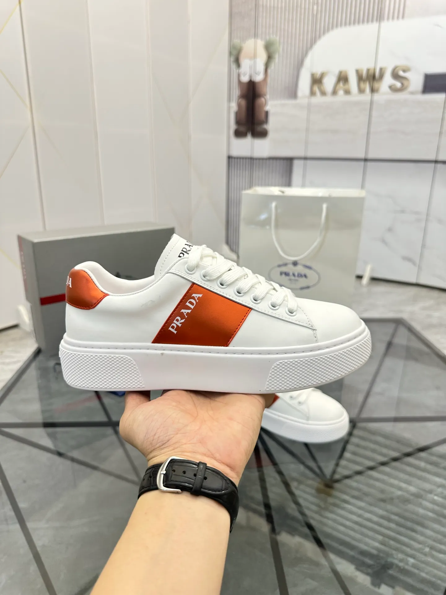 Men's shoes for sale💰: 💰P500¥ High-end top quality Product trademark: Prada * "Prada*" low-top casual shoes Regular size: 35-45 (can be customized to 46) Couple style Product materials: imported first-layer cowhide leather upper, water-dyed sheep lining, original outsole. No.: H201